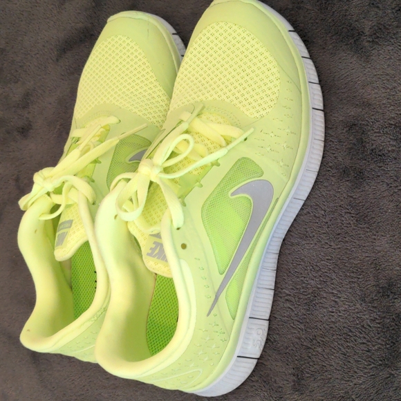 Nike Shoes - Nike Free Run